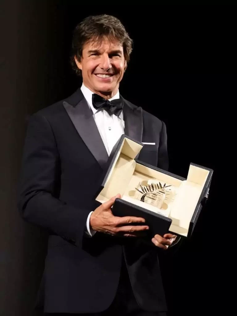 Foto Tom Cruise Menerima Penghargaan Honorary Palme d'Or untuk Top Gun- Maverick di Cannes 2022